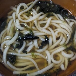 ふきのとうの天ぷらワカメうどん。